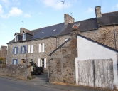 Maisons, alignement de trois logis, rue Louis Jouvet (Pordic)