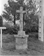 Les croix monumentales sur la comme de Le Tour-du-Parc