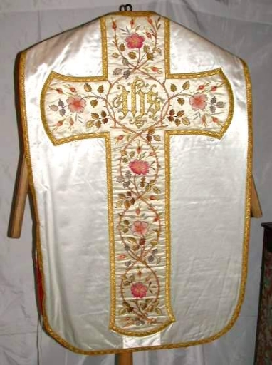 Ornement blanc 1 : chasuble, manipule, voile de calice