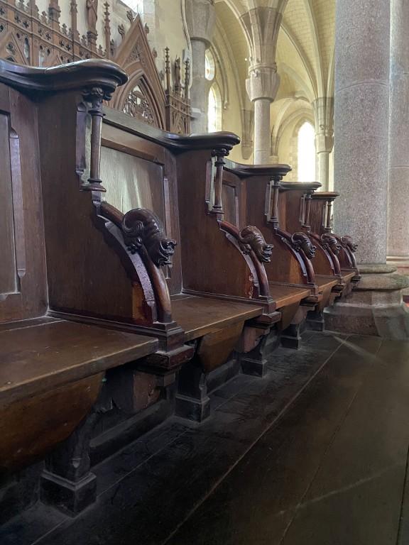 Ensemble de 2x5 stalles et agenouilloirs, église paroissiale Notre-Dame (Campénéac)