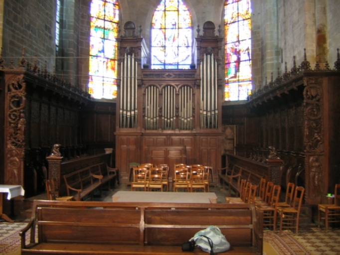 Ensemble de stalles dans la collégiale Notre-Dame (contre les murs Nord et Sud du choeur)
