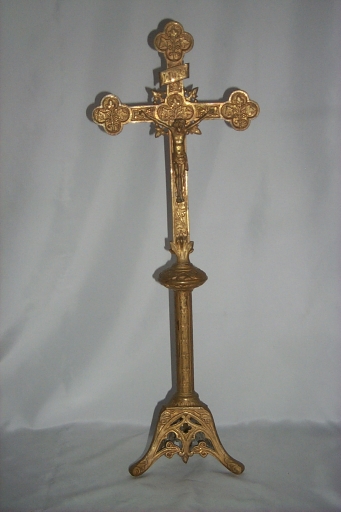 Garniture d'autel : croix d'autel, 4 chandeliers d'autel