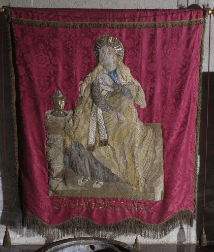 Bannière de procession paroissiale : Sainte Marie-Madeleine, Christ en croix