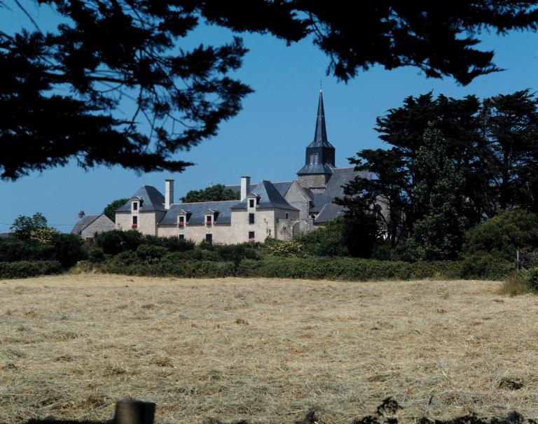 Prieuré Notre-Dame, église paroissiale, mairie, chemin du Vrai Secours ; chemin de Pénéra (Île-d'Arz)