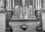 Autel, gradins d'autel (2), tabernacle (maître-autel, tabernacle architecturé), église paroissiale Saint-Caradec (Saint-Caradec-Trégomel)