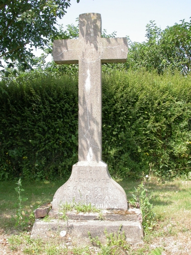 Croix de cimetière, la Ville Auffray (Saint-Père-Marc-en-Poulet)