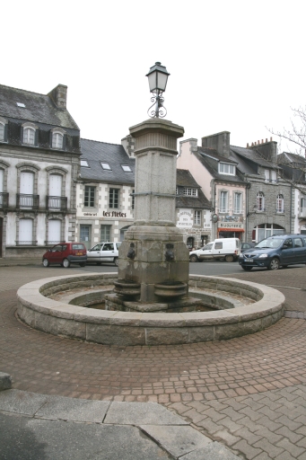 Fontaine-pompe, place Aristide Briand (Huelgoat)