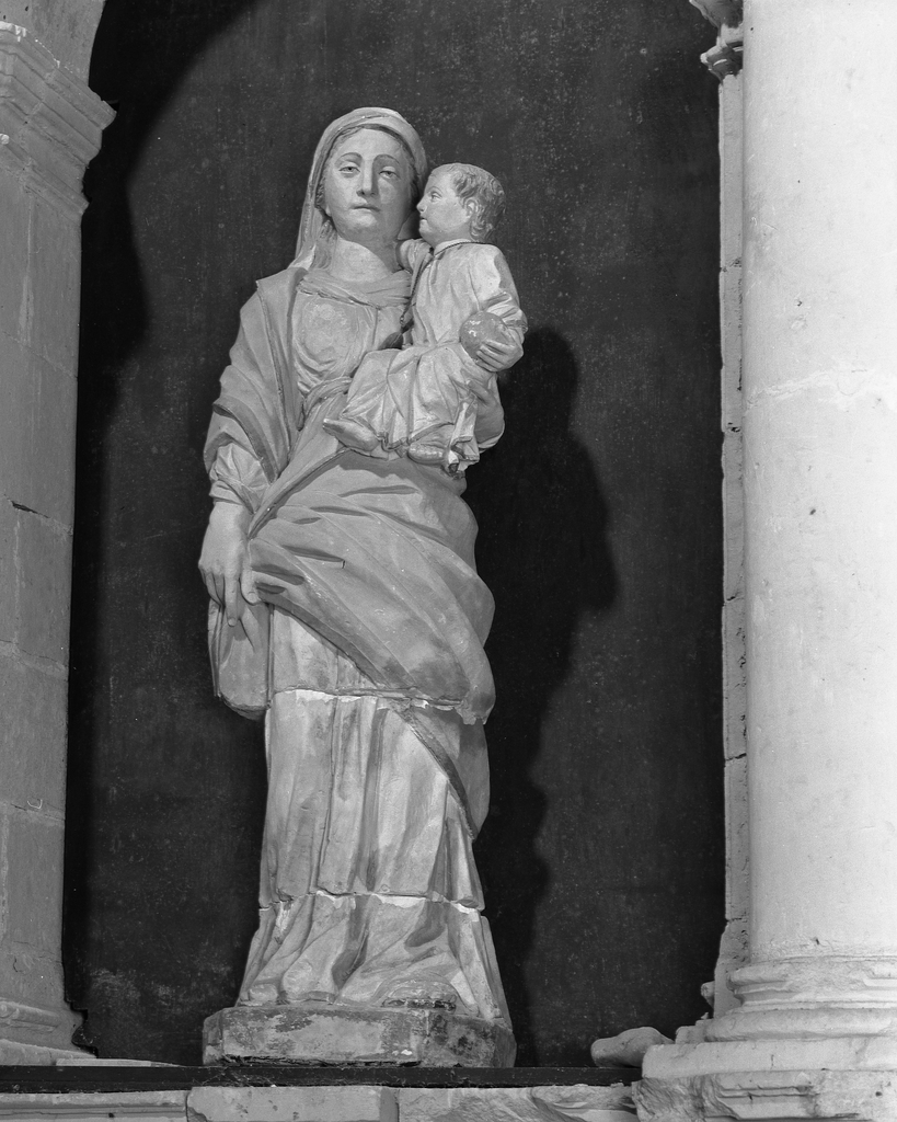 Statue (petite nature) : Vierge à l'enfant, abbaye de bénédictins Saint-Gildas, de bénédictins de la congrégation de Saint-Maur, de soeurs de la charité de Saint-Louis (Saint-Gildas-de-Rhuys)