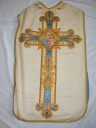 Ornement blanc : chasuble, voile de calice, étole, bourse de corporal, manipule