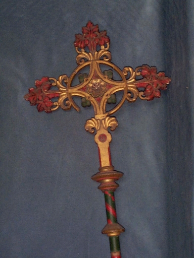 Ensemble de 2 croix de procession et 2 hampes de procession