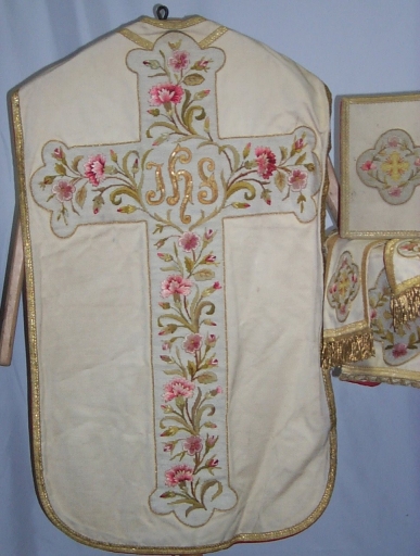 Ornement blanc 2 : chasuble, bourse de corporal, étole, manipule, voile de calice (Guipry fusionnée en Guipry-Messac en 2016)