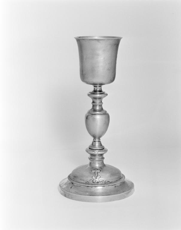 Calice, patène (1), prieuré Notre-Dame, église paroissiale, mairie (Île-d'Arz)