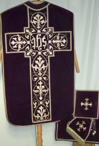 Ornement violet 2 : chasuble, voile de calice, bourse de corporal, étole, manipule