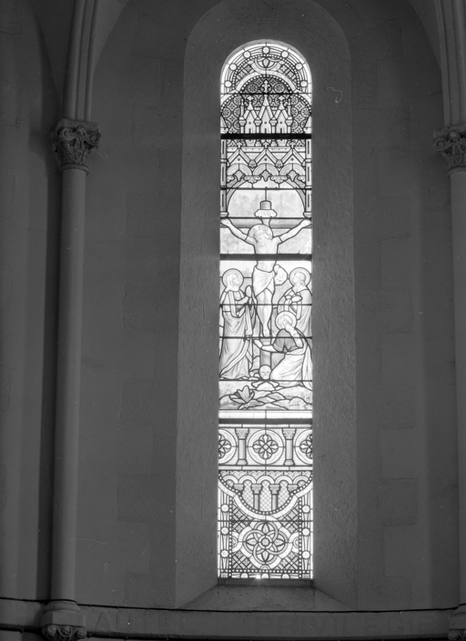 Verrière, 21 : Crucifixion, saint Augustin, saint Charles Borromée, verrière à personnages, église paroissiale Notre-Dame (Colpo)