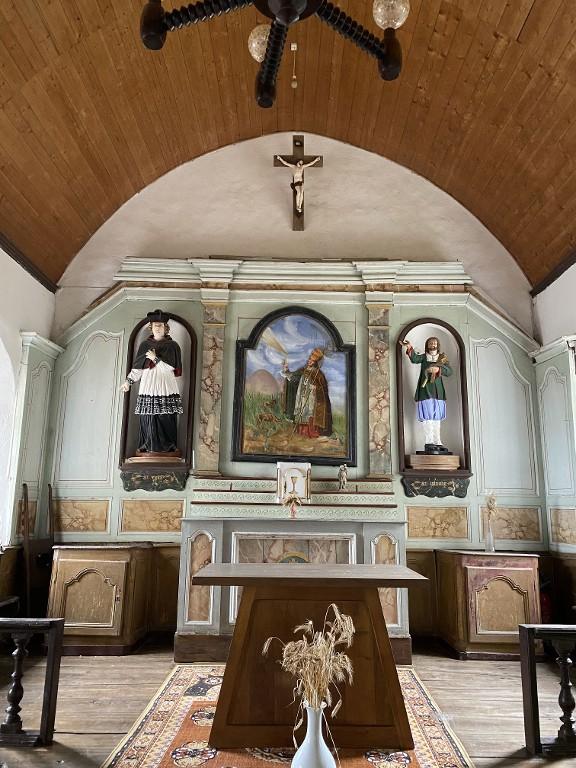 Ensemble du maître-autel : autel, retable, 3 gradins d'autel, statue de saint Yves, statue de saint Isidore chapelle Saint-Yves (Cruguel)