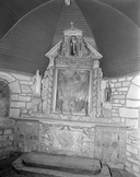 Autel, retable, meuble de rangement pour objets liturgiques (2), gradin d'autel (maître-autel, retable architecturé, retable cadre, placard), dit de sainte Brigitte, chapelle Sainte-Brigitte (Esquibien fusionnée en Audierne en 2016)