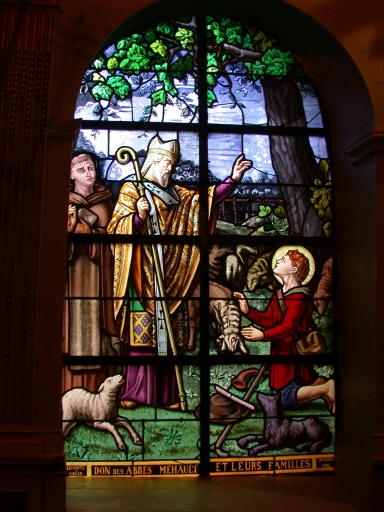 Verrières à personnages des baies 1 à 4, 6, 8, 10 : Apparition du Sacré Coeur à Marguerite Marie, Donation du Rosaire, saint Thurial et saint Eutrope, Education de la Vierge, saint Jean-Baptiste, saint Joseph, Baptême du Christ et 2 verrières décoratives