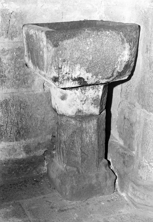 Bénitier, église paroissiale Notre-Dame (Bulat-Pestivien)