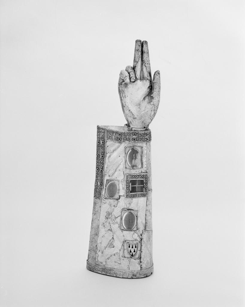 Reliquaire morphologique (bras-reliquaire), de saint Gildas, abbaye de bénédictins Saint-Gildas, de bénédictins de la congrégation de Saint-Maur, de soeurs de la charité de Saint-Louis (Saint-Gildas-de-Rhuys)