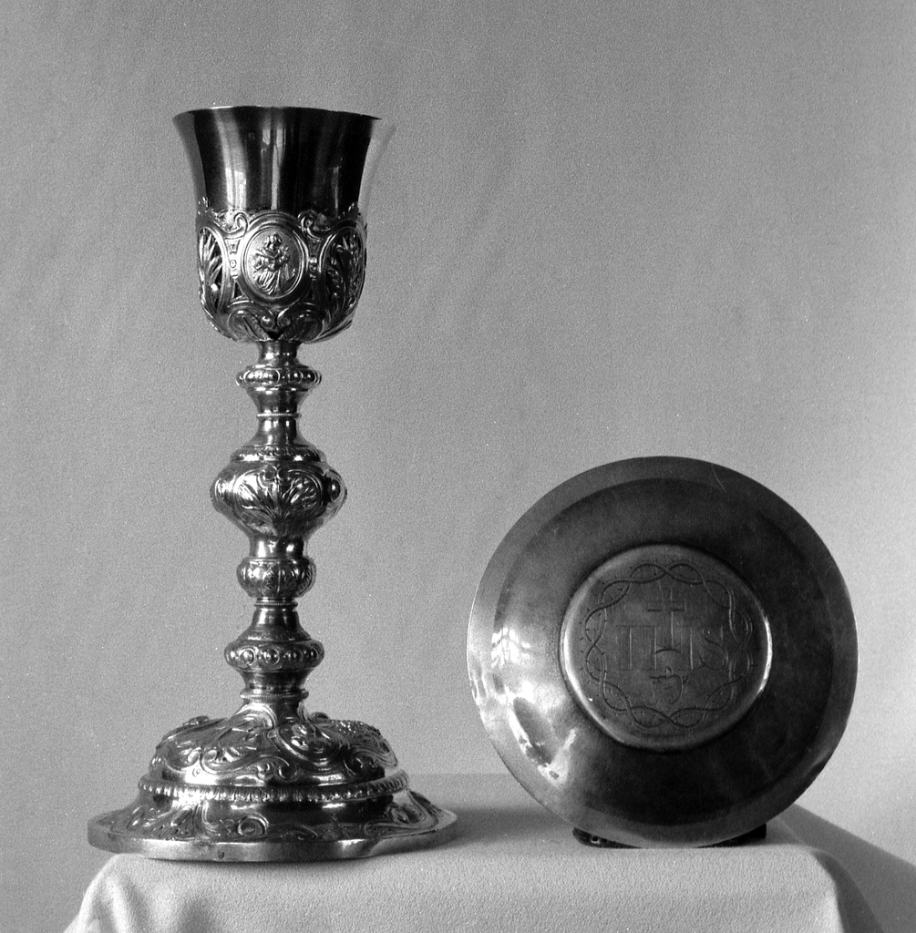 Calice, patène (anciennement calice patène numéro 2), église paroissiale Saint-Pierre-Saint-Paul (Lignol)