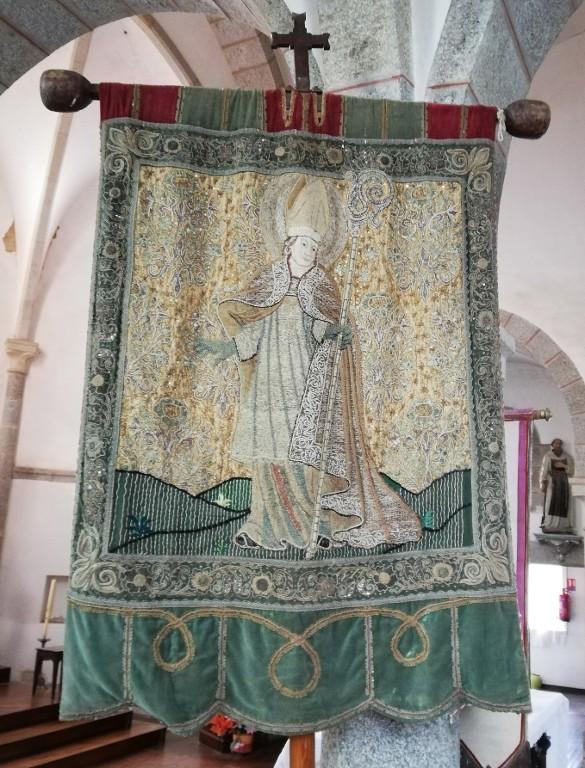 Bannière : saint évêque, Crucifixion, église Saint-Maudez (Coatascorn)