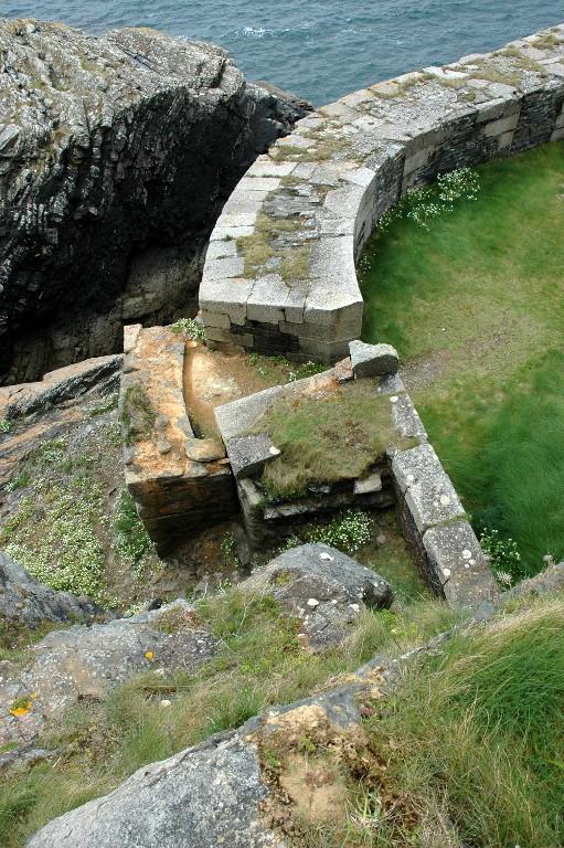 Vue des latrines à l'extrémité ouest (état en 2006). Elles ont été aménagées en encorbellement avec accès par une embrasure