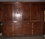 Meubles de sacristie : chasublier, armoires, confessionnal