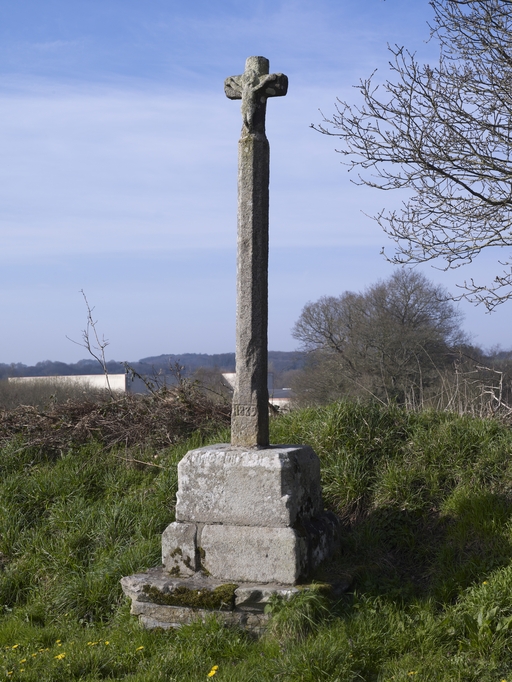 Croix de chemin de Bec´h Coat (Loguivy-Plougras)