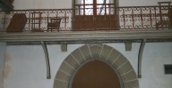 Tribune, garde-corps de tribune