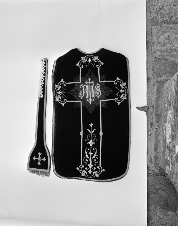 Chasuble, étole (ornement de deuil), prieuré Notre-Dame, église paroissiale, mairie (Île-d'Arz)