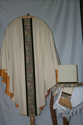 Ornement blanc 5 : chasuble, étole, bourse du corporal
