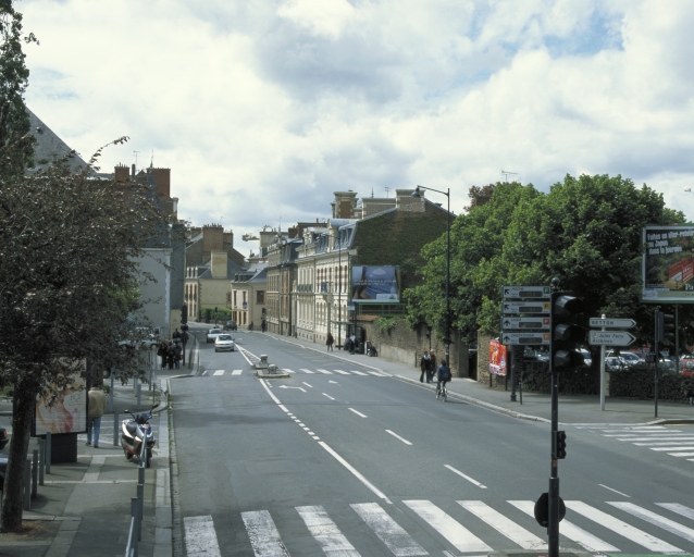 Ancienne route royale, puis route nationale n° 177 de Caen à Redon, puis rue et faubourg de Fougères, actuellement rue Général-Maurice-Guillaudot, rue Jean-Guéhenno et rue de Fougères (Rennes)