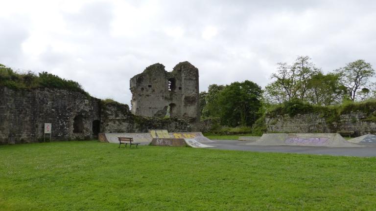 Restes du Vieux-Château, place du Château (Hédé fusionnée avec Bazouges-sous-Hédé pour former la commune de Hédé-Bazouges en 2009).