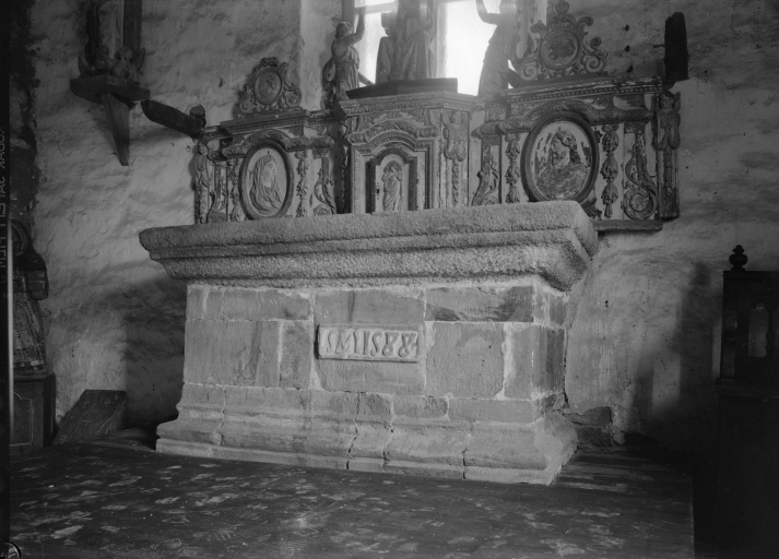 Autel, chapelle de la Trinité (Kergloff)