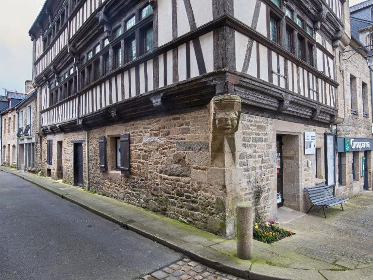 Ancien hôtel Poulain, actuellement office de tourisme, 6 place 1830, 13 rue au Lait (Quintin)