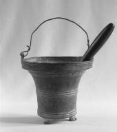 Seau à eau bénite, église paroissiale Saint-Justin (Guiler-sur-Goyen)