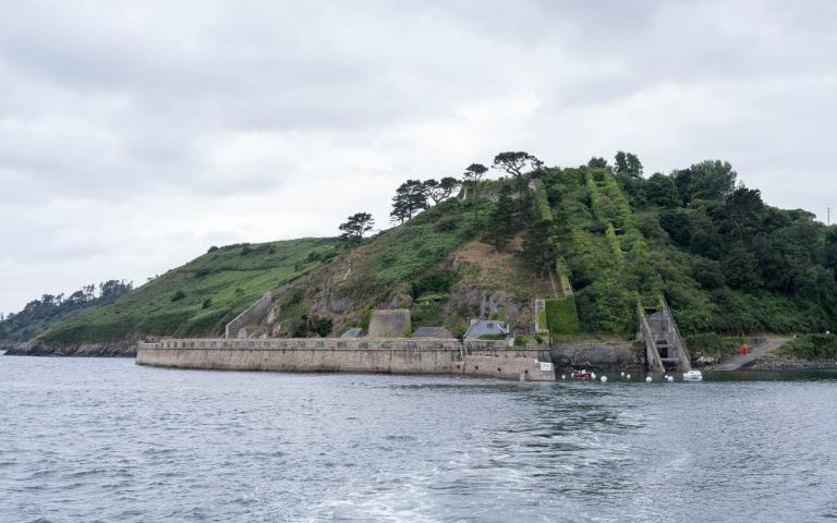 Vue du fort du Mengant depuis la mer (état en 2025)