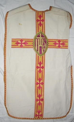 Ornement blanc 2 : chasuble, voile de calice, étole et bourse de corporal