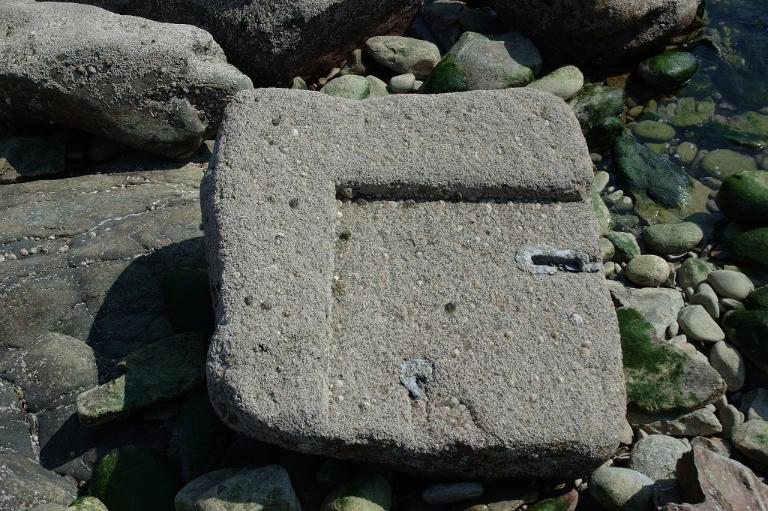 Vue d'une partie d'un bloc de fondation de dé sous-sellette (pour canon de 30 livres ou obusier de 22 cm) de la batterie basse sur la grève à marée basse (état en 2005)