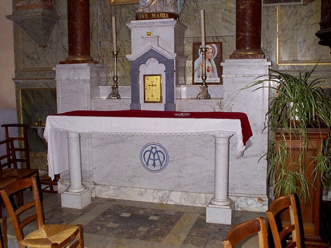 Ensemble de l'autel secondaire nord (degré, autel, tabernacle, 2 gradins)