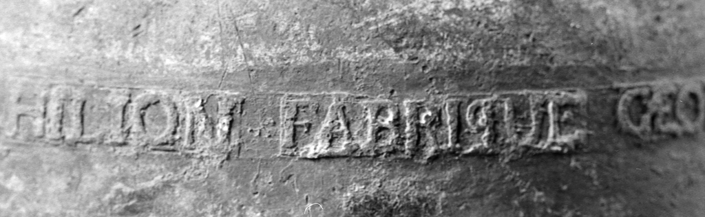 Cuvette des fonts baptismaux, église paroissiale Saint-Yves (Plouray)