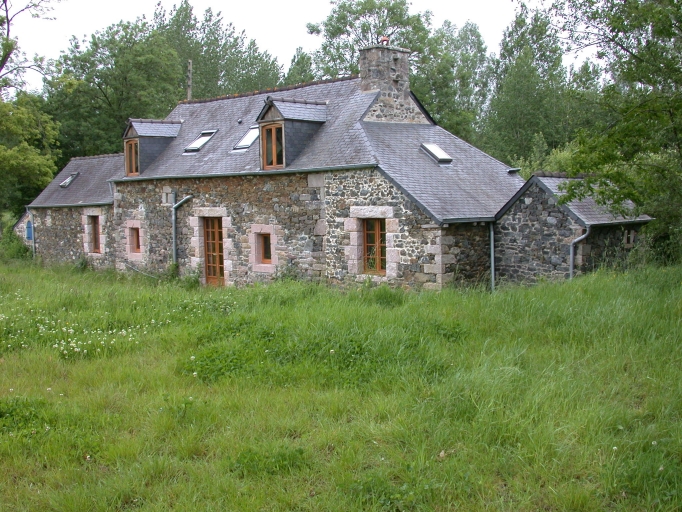 Moulin à farine Gouillon, actuellement maison, près du Val Saint-Cyr (Hénanbihen)