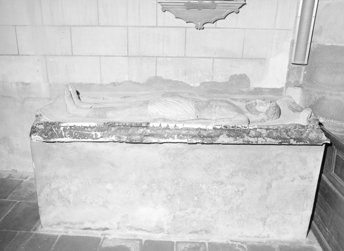 Haut-relief : Christ gisant, église paroissiale Saint-Gildas (Auray)