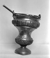 Seau à eau bénite (1), église paroissiale Saint-Mahouarn (Plomodiern)