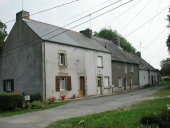 Alignement de maisons, le Bléheu (Bains-sur-Oust)