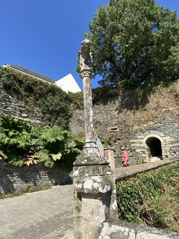 Croix monumentale, rue du Val d'Oust (Josselin)