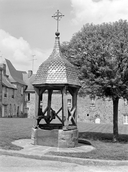 Puits, place du Cloître (Champeaux)