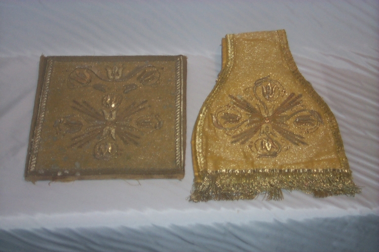 Ornement doré 3 : manipule, bourse de corporal (Maure-de-Bretagne fusionnée en Val d'Anast en 2017)