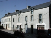 Alignement de logis et de commerces, 2 à 14 rue de l'Église (Bains-sur-Oust)