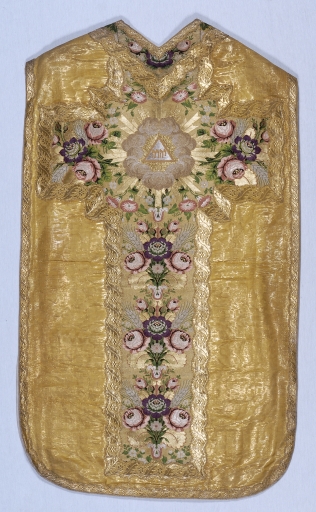 Ornement doré 1 : chasuble, bourse de corporal, étole, voile de calice